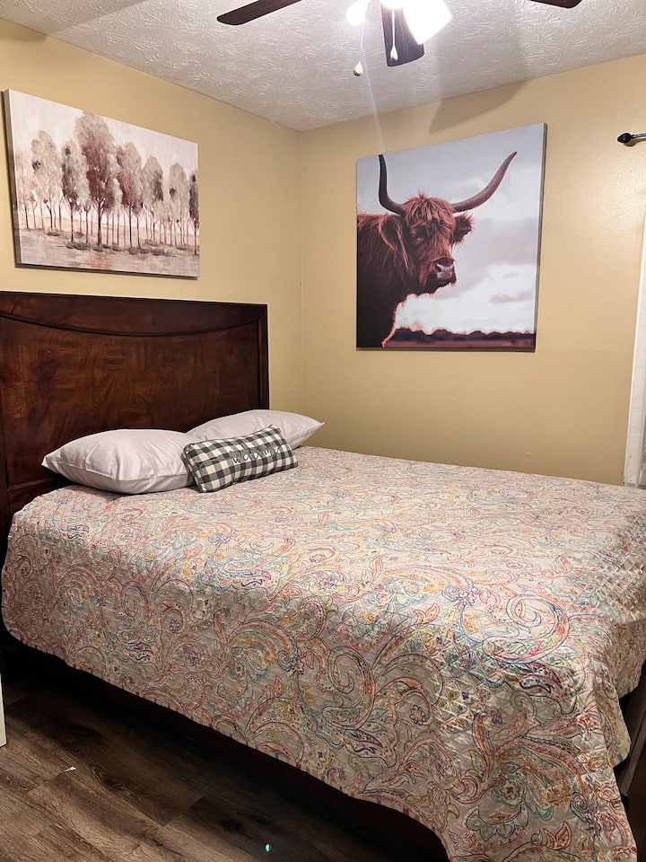 半バスルーム付きのマスターベッドルーム。