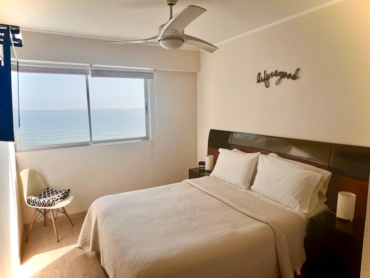 Habitación principal equipada con ventilador de techo y televisión inteligente con servicio de Netflix y cable de Claro Hogar.