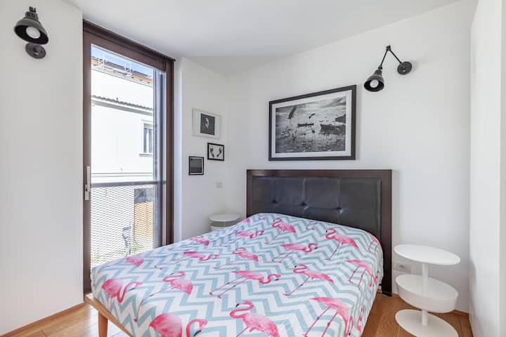 سرير مزدوج مريح، مع نافذة كبيرة بجانبه، تفتح بزر. نحن نقدم بياضات الأسرّة والمناشف 