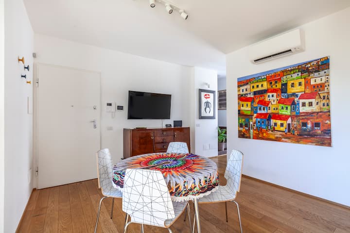 لقد عدت للتو وتستمتع بوسائل الراحة في غرفة المعيشة، وهي مشرقة للغاية وتحتوي على تلفزيون ذكي.
مكيف هواء وواي فاي. سرير أريكة مزدوج 