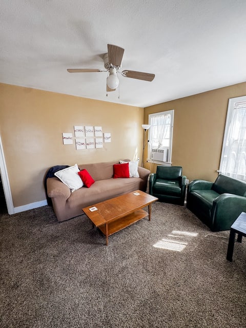 Cozy Cottage 2-bedroom. Free wifi and parking!