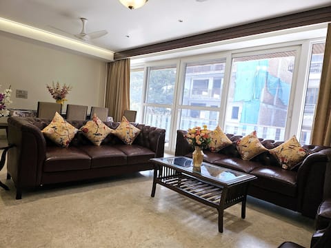 STS: Magnificent 4BR Def Col Cook Brekfast Parking