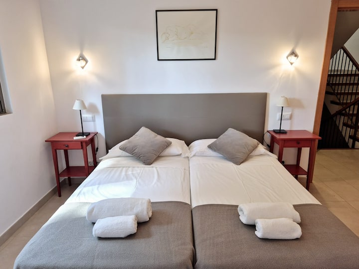 Dhomë gjumi, me banjë ekskluzive me vaskë