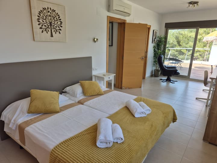 Dhomë gjumi me dalje nga tarraca