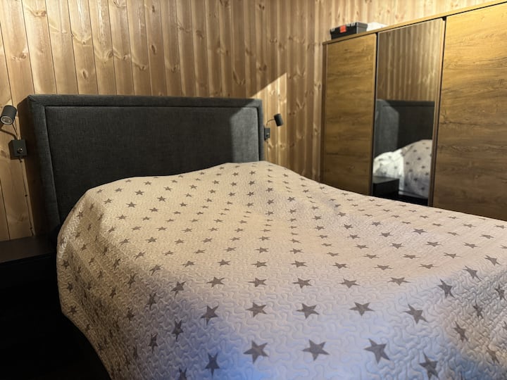 El dormitorio principal tiene una cama doble de 160 cm y un armario para guardar cosas.