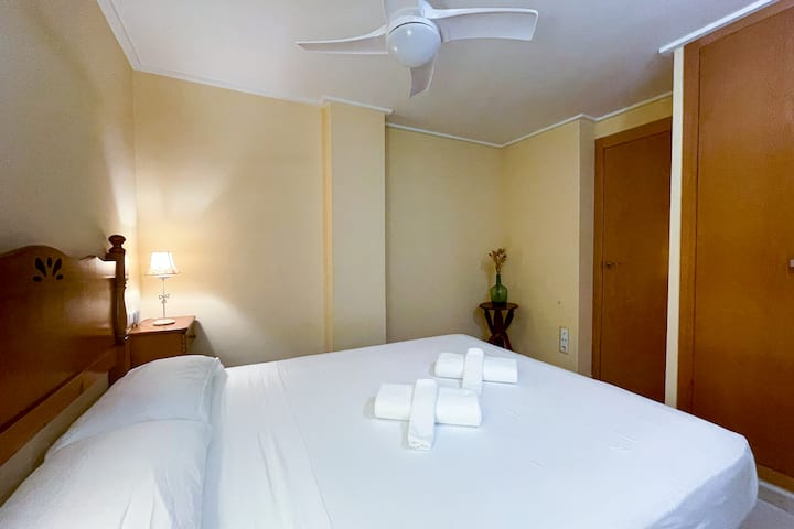 Bračni krevet (King) s besprijekornom posteljinom i složenim ručnicima kao u hotelu, drvenim uzglavljem i dva usklađena stolića s toplim svjetlosnim svjetiljkama. Intimna i ugodna atmosfera koja odiše čistoćom i udobnošću za opuštanje.