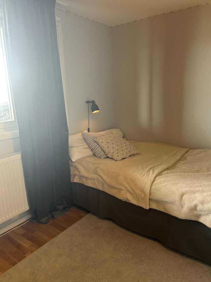 Priestranná spálňa na spodnom poschodí s manželskou posteľou veľkosti Queen.
Nachádza sa tu aj písací stôl, komoda a skrine na odkladanie oblečenia.