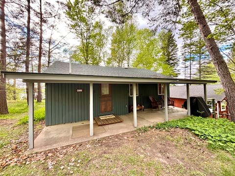 The Hale Holmstead: A cozy cottage on Loon Lake