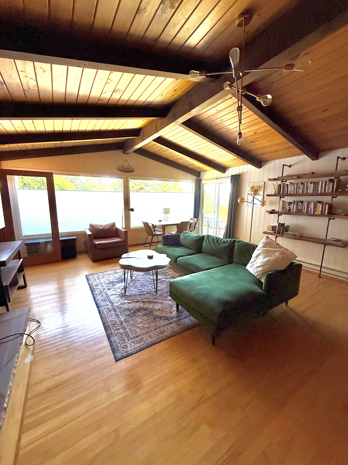 Vysoké stropy a moderné osvetlenie v obývacej izbe z polovice storočia 