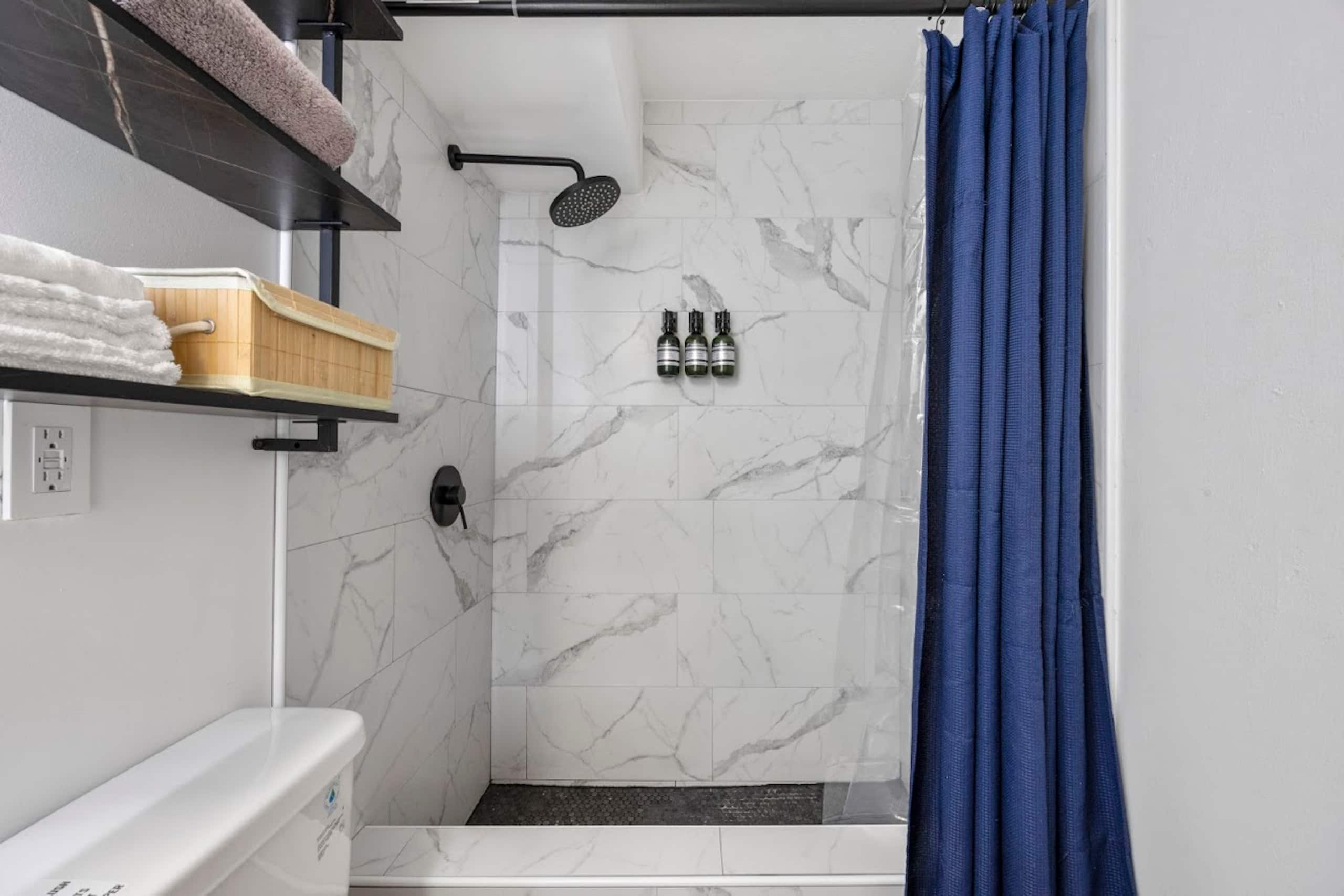 Condo in Honolulu · ★4.84 · Studio · 1 bed · 1 private bath - Image 24