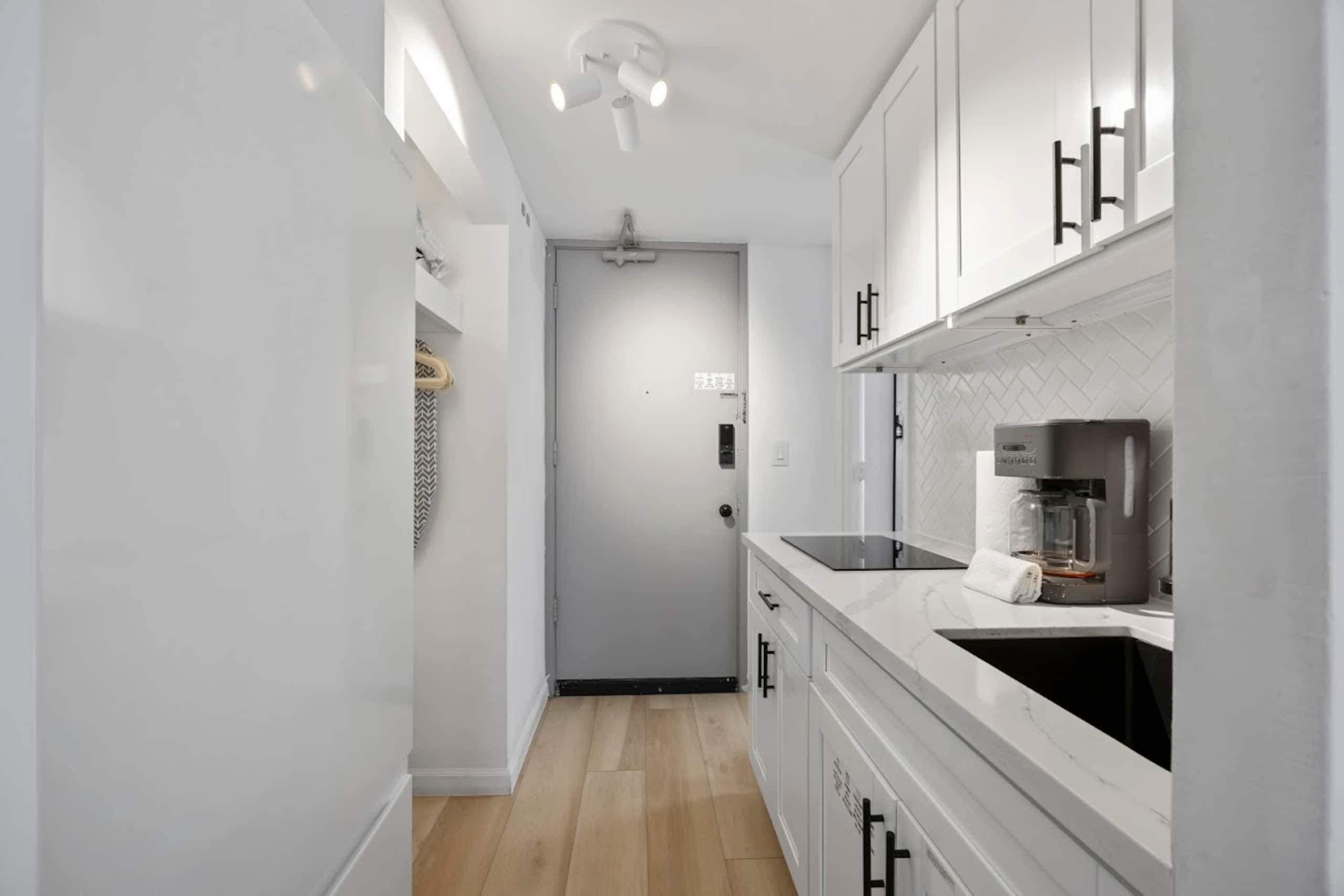 Condo in Honolulu · ★4.84 · Studio · 1 bed · 1 private bath - Image 19