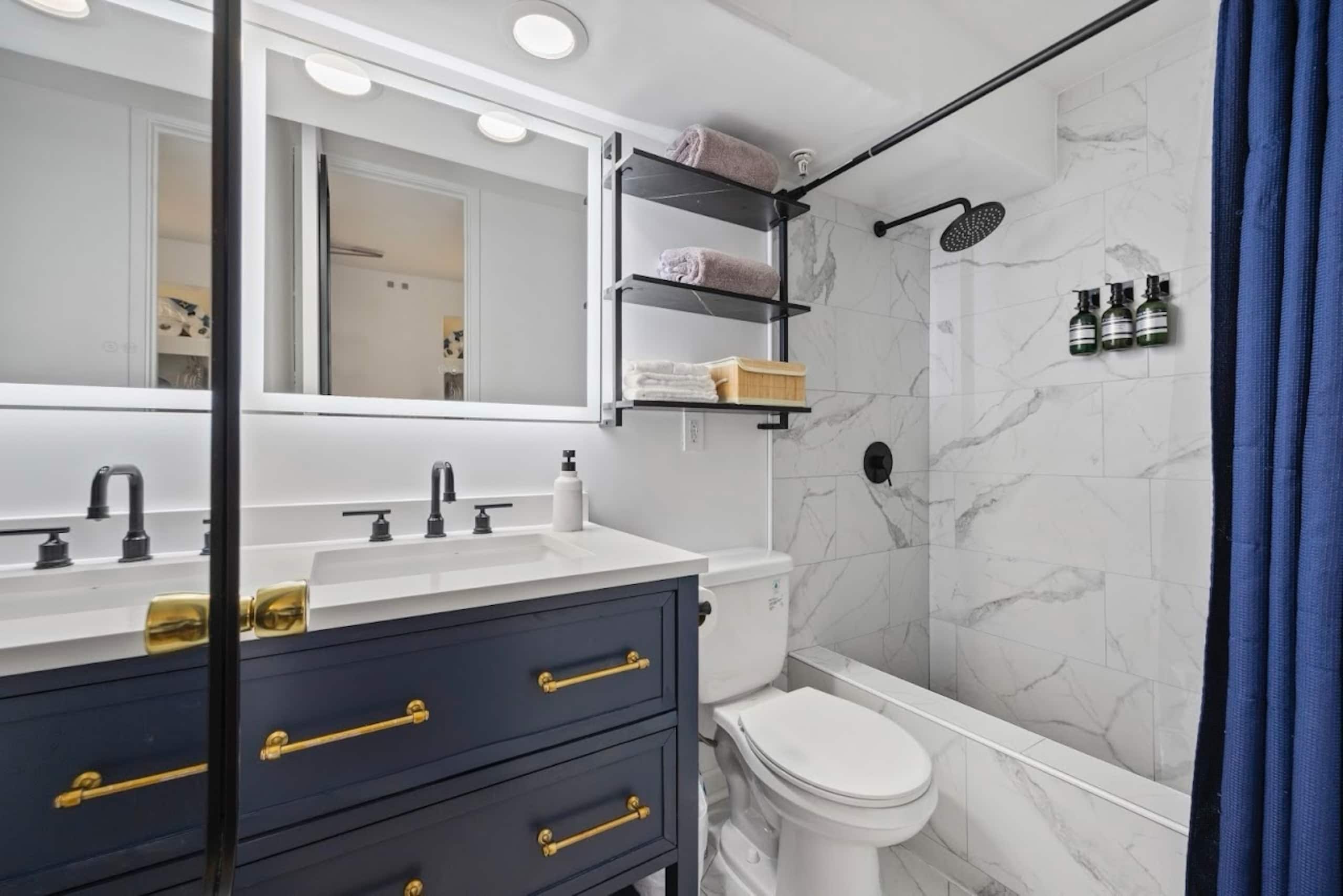 Condo in Honolulu · ★4.84 · Studio · 1 bed · 1 private bath - Image 23