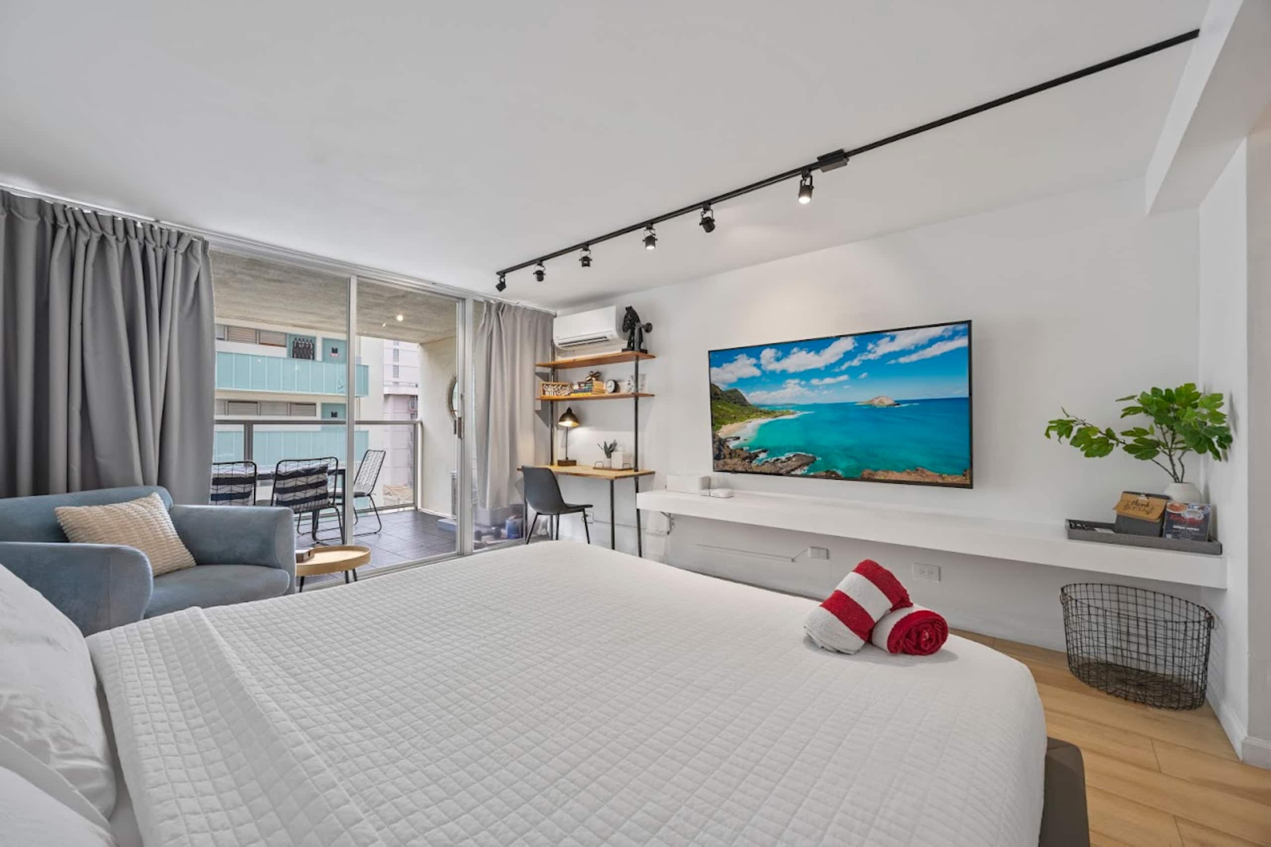 Condo in Honolulu · ★4.84 · Studio · 1 bed · 1 private bath - Image 8