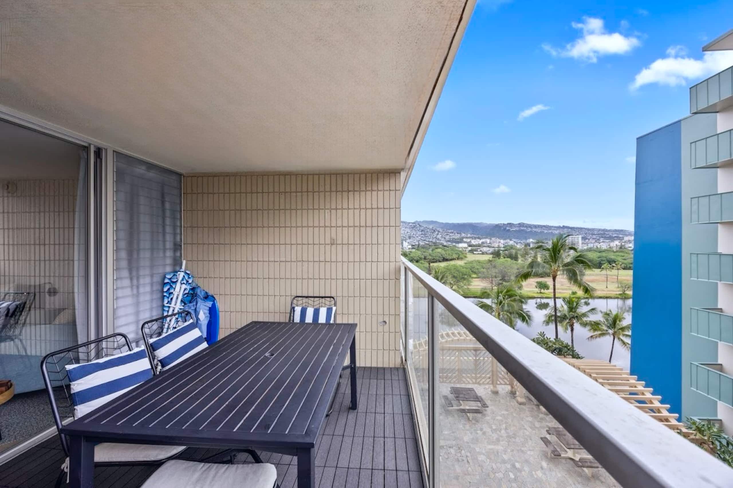 Condo in Honolulu · ★4.84 · Studio · 1 bed · 1 private bath - Image 28