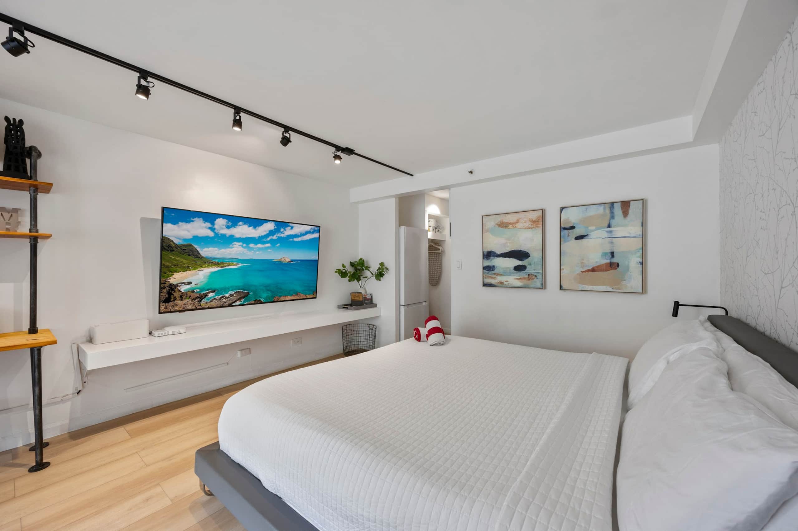 Condo in Honolulu · ★4.84 · Studio · 1 bed · 1 private bath - Image 1