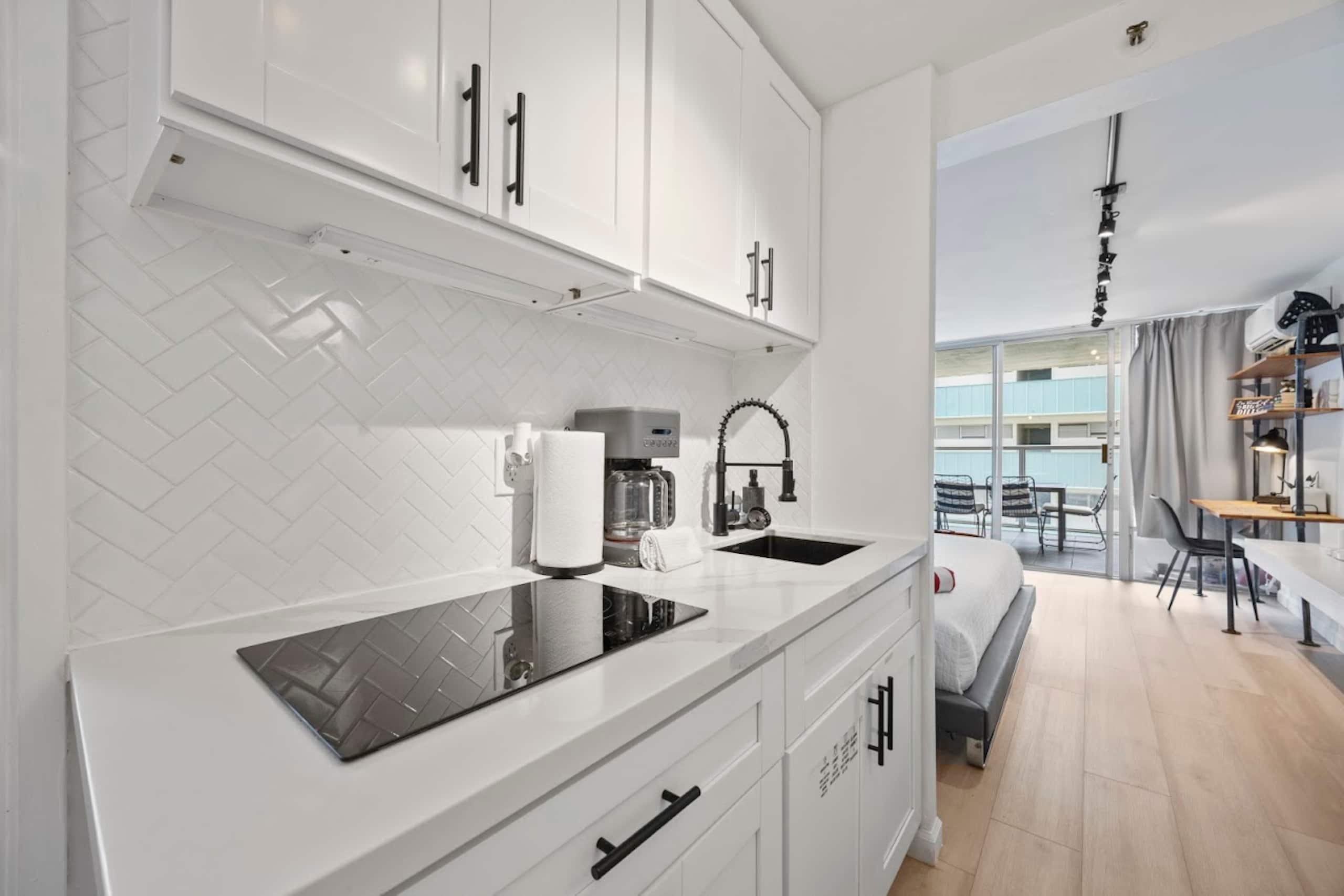 Condo in Honolulu · ★4.84 · Studio · 1 bed · 1 private bath - Image 18