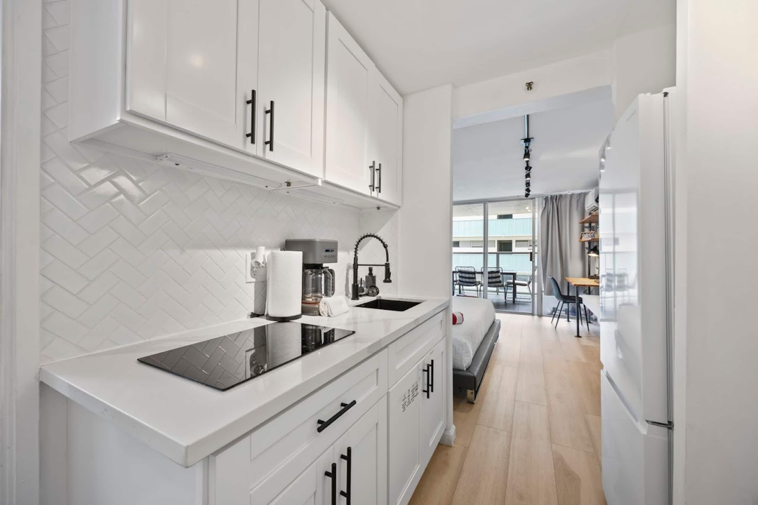 Condo in Honolulu · ★4.84 · Studio · 1 bed · 1 private bath - Image 13
