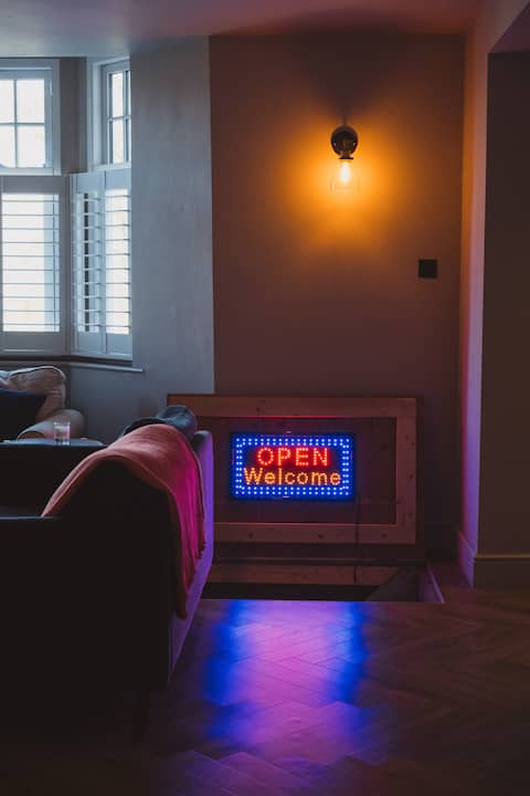 Luxury House close to Bath - Secret Bar & Hot Tub