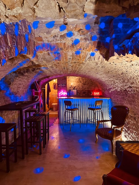 Luxury Group Getaway with Cellar Bar & Hot Tub!