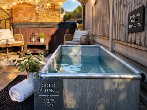 The Ultimate Group Stay-Hot Tub & Underground Bar