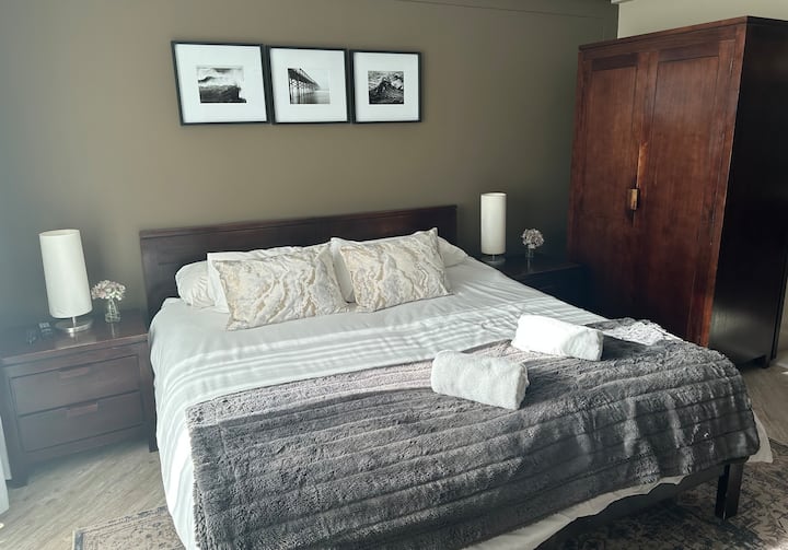 Glavna spavaća soba. Bračni krevet (širine 180 - 200 cm) 