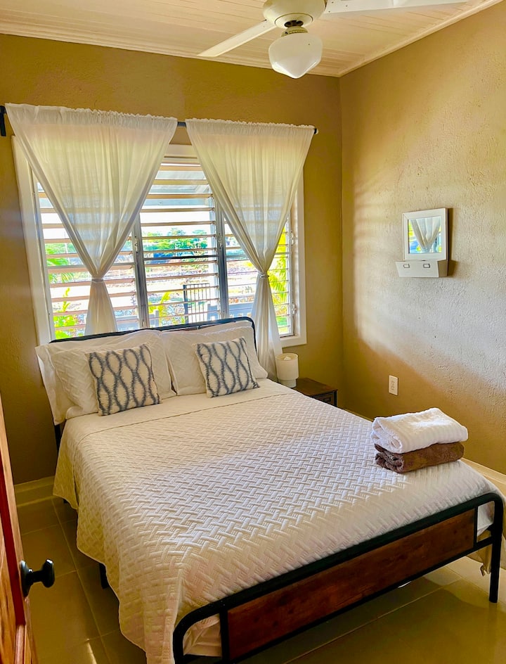 Კომფორტსა და სტილს შორის არჩევანის გაკეთება საჭირო არ არის – ორივე აქ, ამ მშვიდ საძინებელში გაქვთ! 