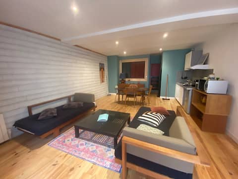 Building with 4 2-bedroom apartments, train station, sleeps 14