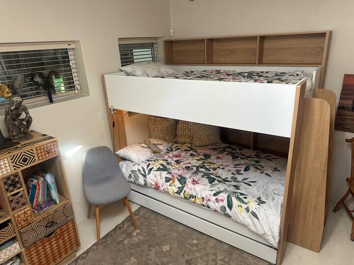 Vitanda vya ghorofa viko katika eneo la wazi la kuishi lililo karibu na chumba cha kulala cha 3 (fleti tofauti nje ya nyumba kuu - na mlango wa karibu). 