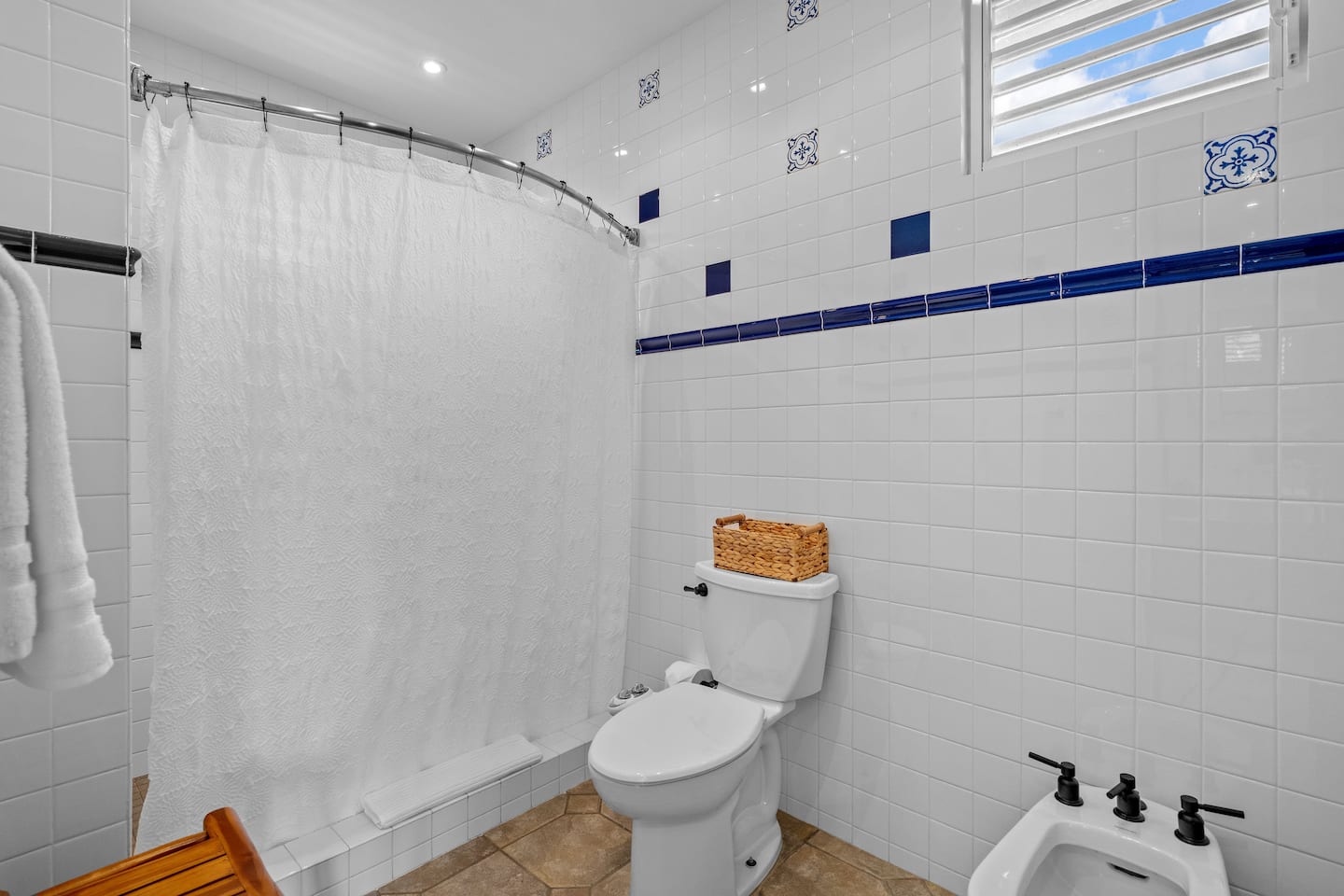 Full bathroom 1