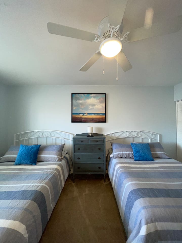 1 bračni krevet (160x200) 1 bračni krevet ( 180x200 Napomena: debeli pokrivači, plahte i jastučnice nisu dostupni.

Osigurano je 8 jastuka. 

2 komode i 1 ormar 