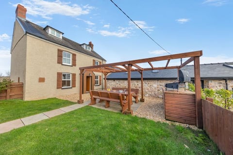 The Farmhouse at Pitton Cross Farm