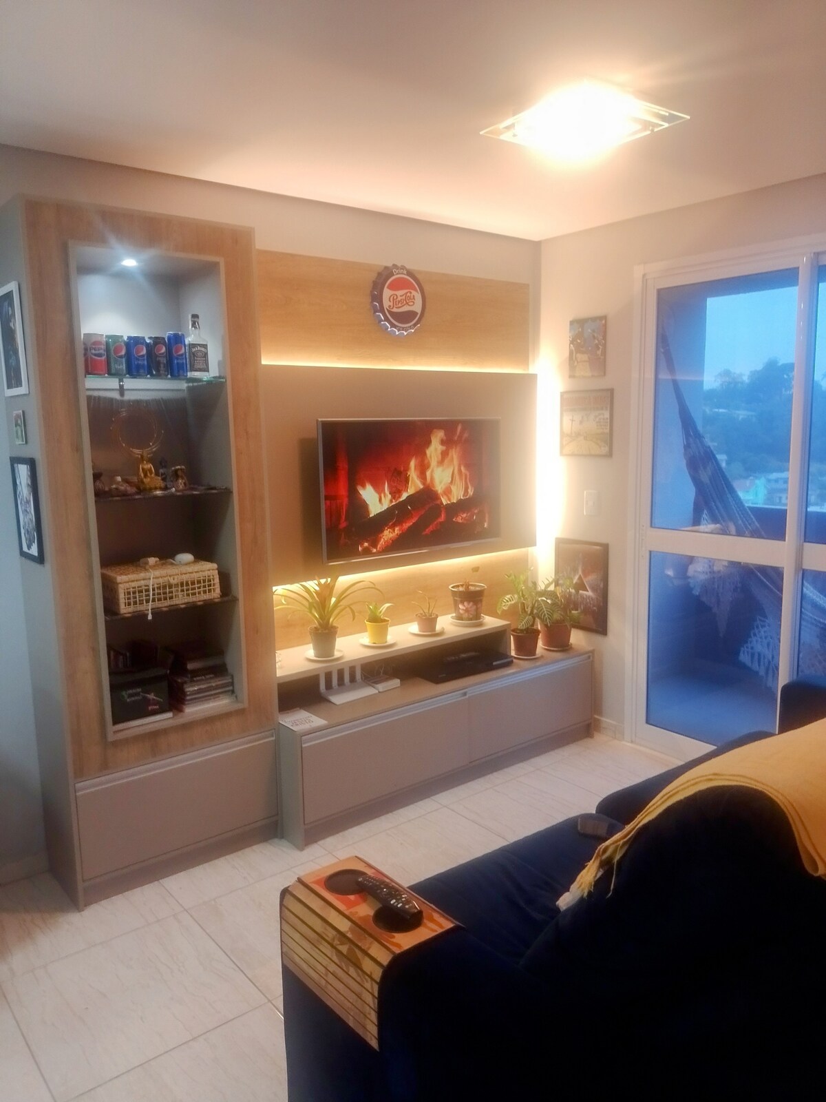 房间温馨舒适，配有非常舒适的沙发。 电视，带互联网应用IPTV（电影、电视剧和频道）。 可以观看Netflix和Youtube，提供房客登录。