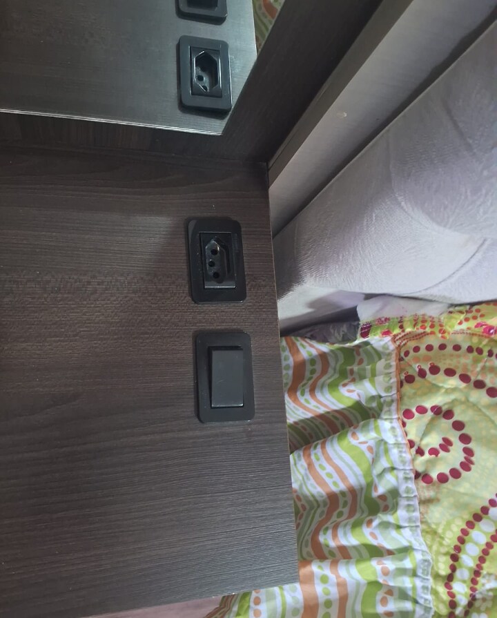 床的两侧都有插座。
