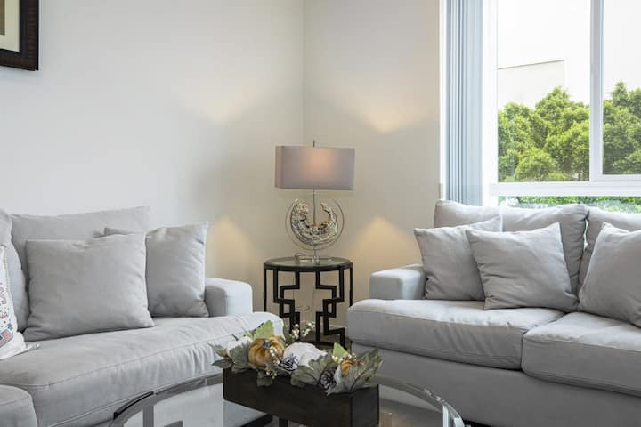 Modern 2br  Glendale Condo With Pool&gym - Hollywood, CA