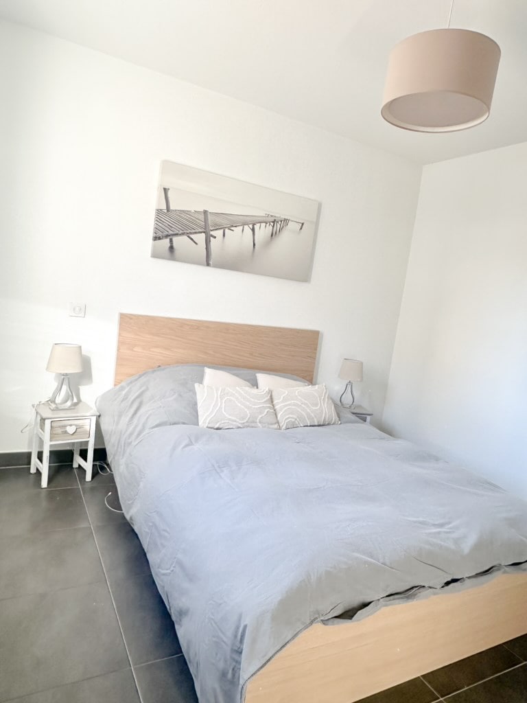 Habitación con aire acondicionado con cama doble (140x190) y gran vestidor. Vistas al parking de la residencia. Se proporcionan sábanas, edredón y almohadas, entregados frescos antes de cada llegada desde una lavandería para una comodidad óptima.