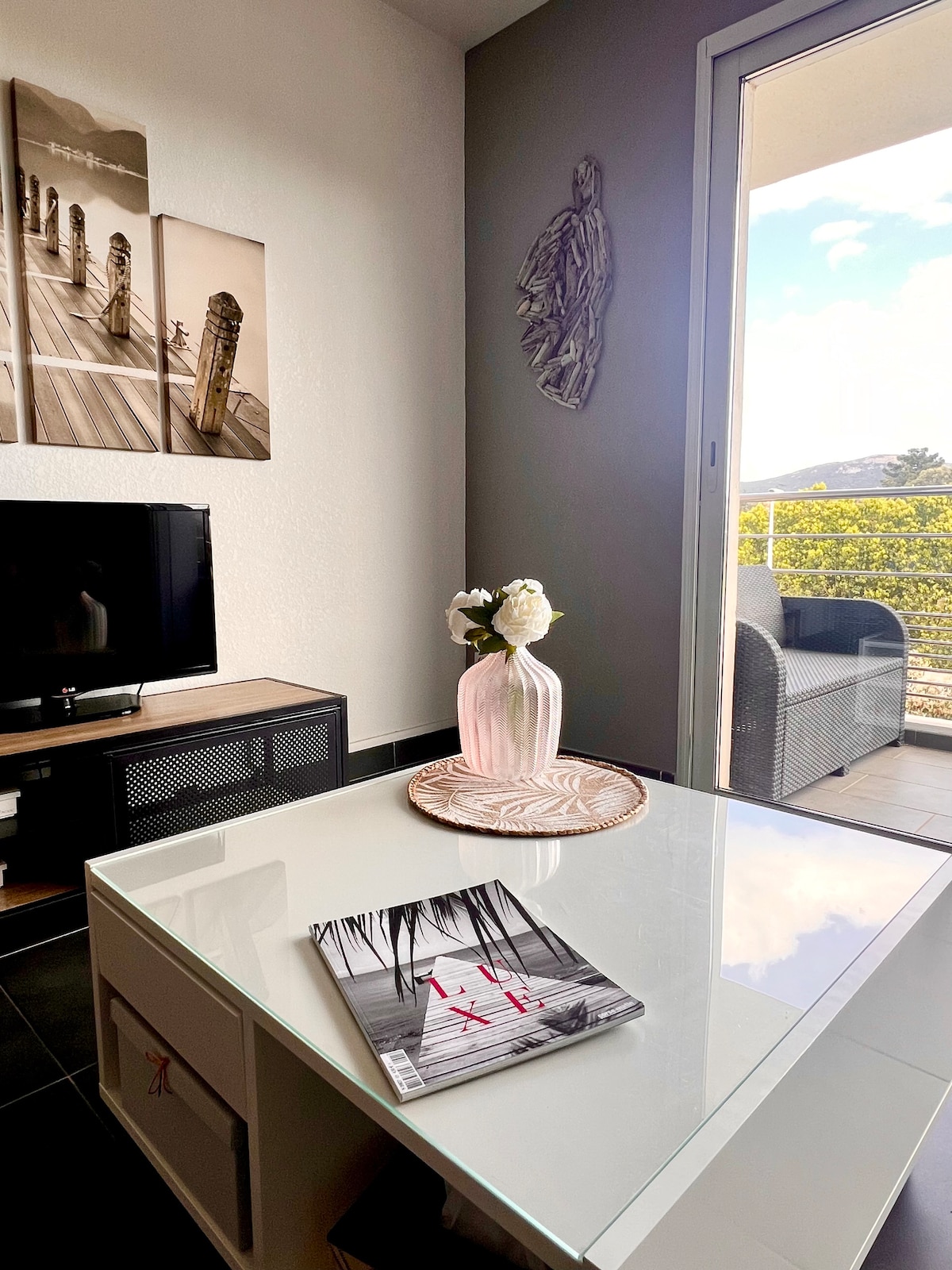 Sala de estar con aire acondicionado y sofá cama (140x190), TV con Freebox y acceso a un encantador balcón. Ventana acristalada con persiana, abierta a una calle tranquila. Cocina abierta y muchas guías regionales para una estancia cómoda y agradable.