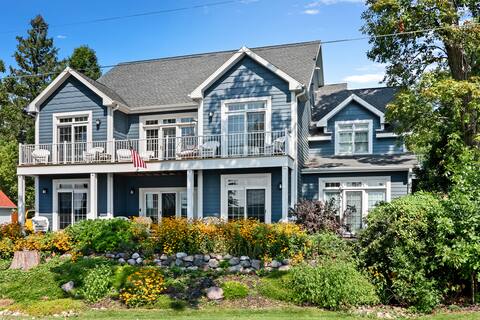 Lakeside 6 bedroom Renovated House with Hot Tub