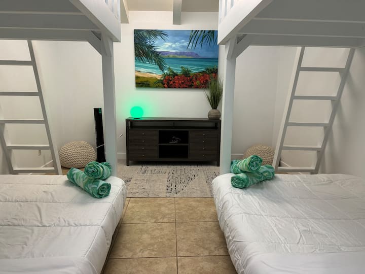 Ce loft superposé amusant dispose de deux lits doubles en bas et de deux lits jumeaux en haut. Peut accueillir 6 personnes confortablement. La salle de bain serait partagée avec l'une des salles de bains privatives.