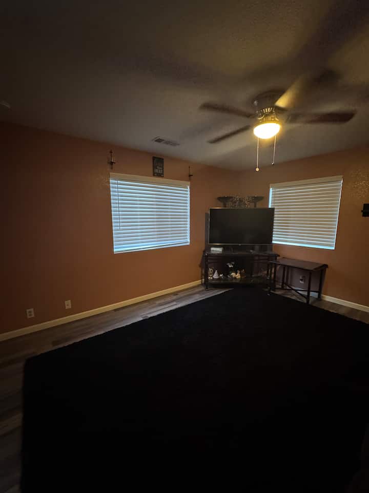 Nice And Cozy 2 Bedroom Home With Ample Space - Orland, CA