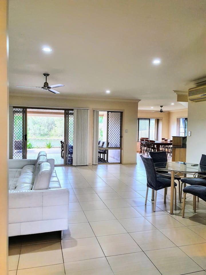 Spacious 4 Beds Relaxing House On The Lake - Hervey Bay