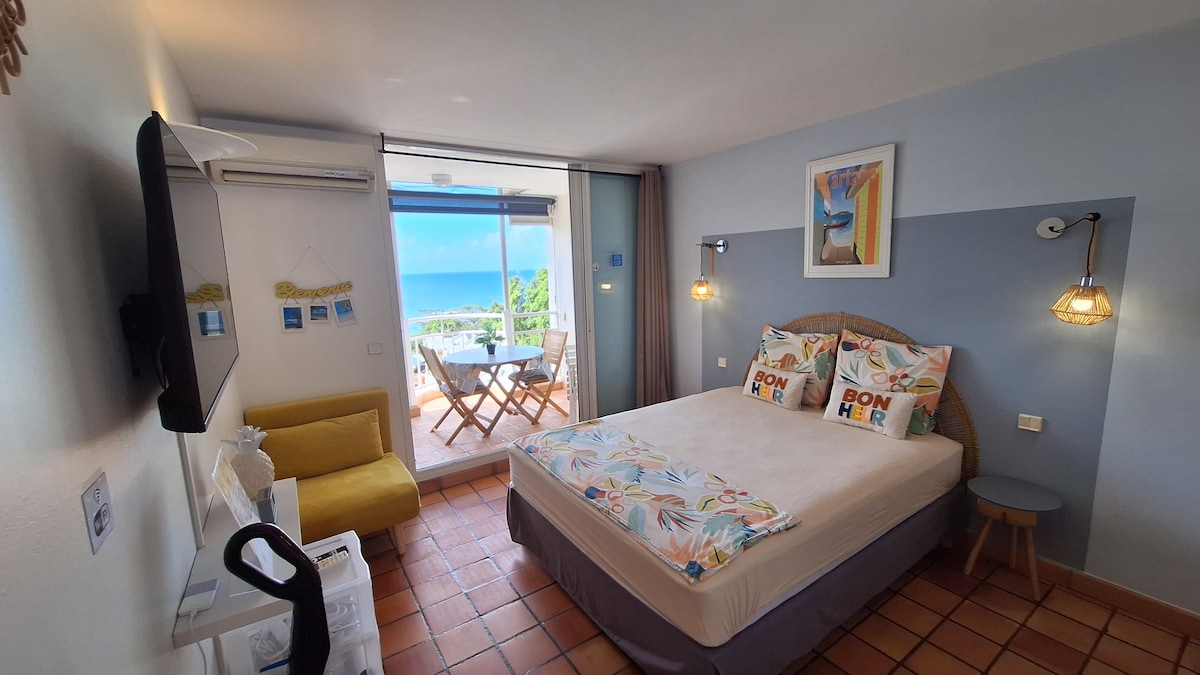 סלון ואזור שינה
מיטת קווין סייז (160X200) ומיטת כורסה (אדם אחד)