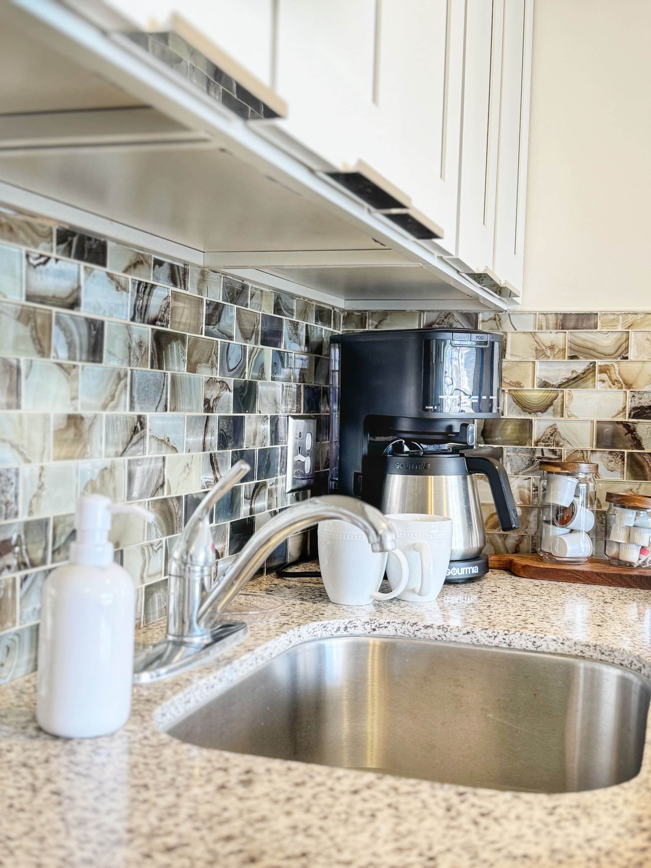 Condo in Honolulu · ★4.97 · 1 bedroom · 2 beds · 1 private bath - Image 8