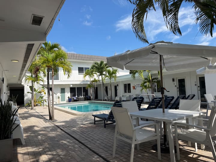 Unit 1 - 1 Bedroom/2 Bath, Pool View, Sleeps 6 - Lighthouse Point, FL