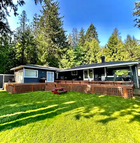 West House 3 bedroom home shawnigan lake hot tub