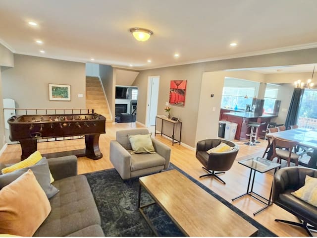 Spacious 4bd/3ba w 2 living rooms, 2 XL bedrooms