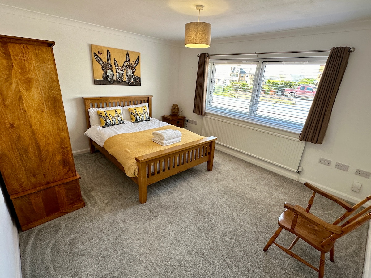 Საძინებელი 3. დაბლა ძალიან დიდი ოთახია.