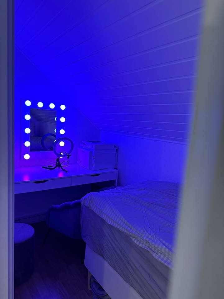 Supermysigt rum som kan enkelt förvandlas från avskilt arbetsrum till sminkrum, spegeln har belysning som är dimbar och kan skifta färger, finns även selfie verktyg med belysning