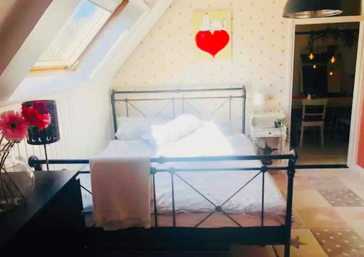 Extra sovrum för 2-4 personer, inte ett badrum.
Passar utmärkt för familjer med barn. 
Badrummet från huvudrummet ( vacker utsikt ) måste delas. 