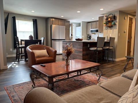 Pet-Friendly Retreat•Sleeps 8•Huge Yard•Fire pit