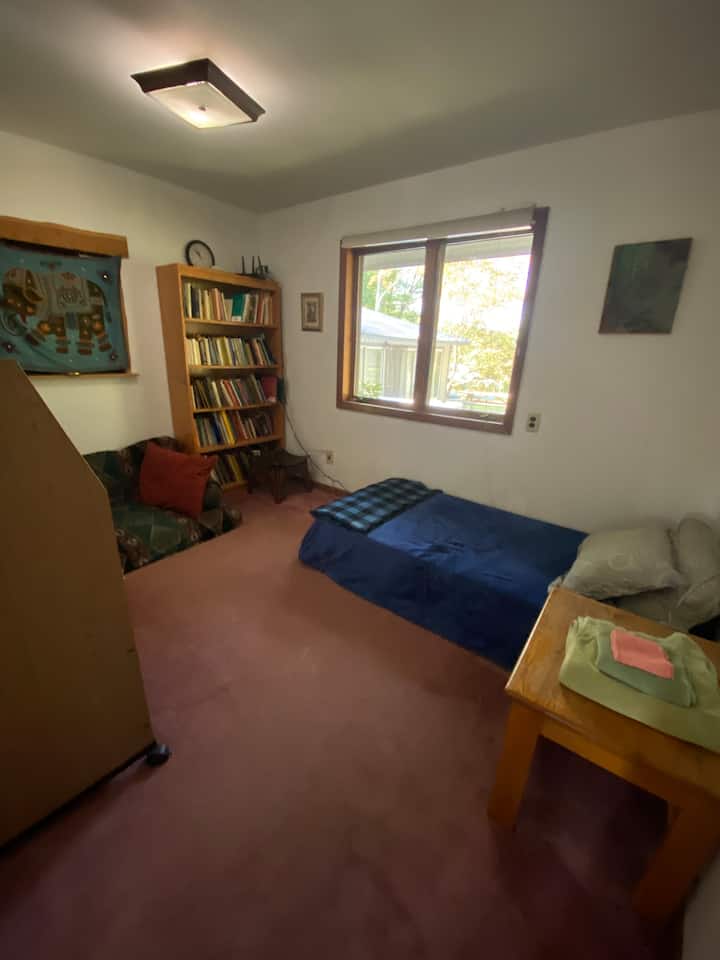 This is the smallest room. Single bed is on the floor. There’s a second full size futon also on the floor. Basic room, many interesting books. 